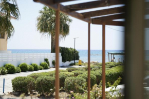 Searenity Seafront house - 50m from the beach